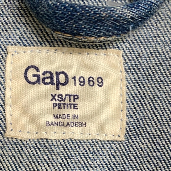 Gap Ladie’s Size XS Jean Jacket with Faux Sheep Skin Collar and Snaps Down Front - Picture 9 of 10